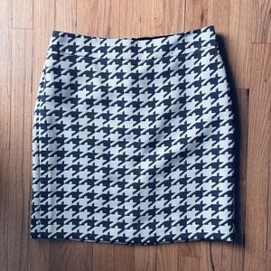 EUC Banana Republic pencil skirt size 12; large houndstooth pattern.